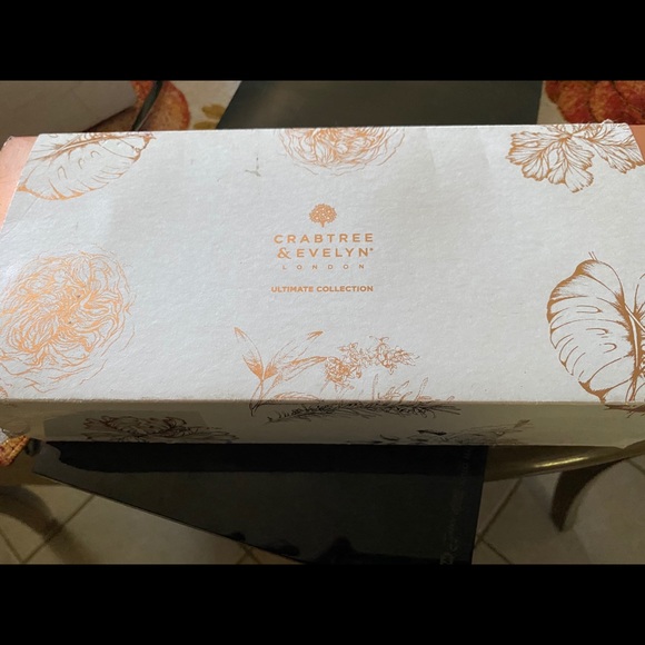 Crabtree and Evelyn & Estée Lauder makeup sets - Picture 4 of 5